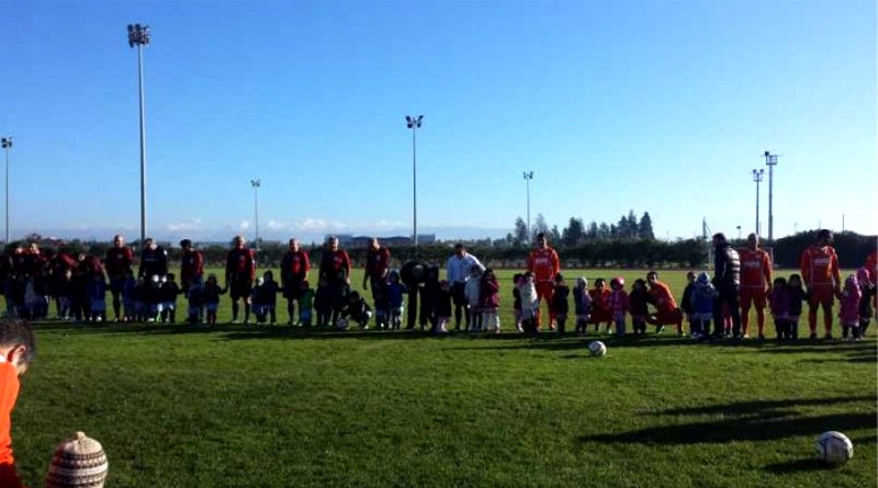 I bambini della scuola materna "Santa Greca" sfidano le vecchie glorie del Cagliari