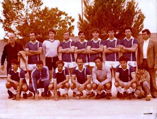 Una formazione del campionato 1981-82: Collu, Torelli, Bernardini, Munzittu, M. Piras, U. Mazzuzzi, Noli, Presidente Mocci, Sonedda, Marongiu, Baldino, G. Mazzuzzi, Pitzus, Chessa e il piccolo Mino Mocci. Allenatore Ugo Fiorillo.