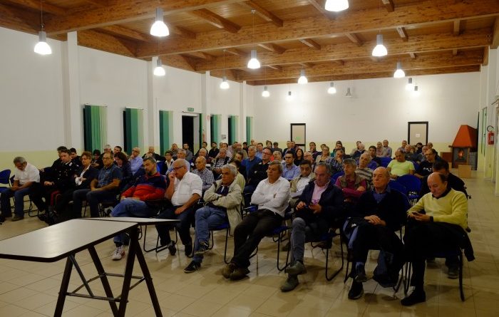 Una veduta complessiva della sala del centro Sociale (foto Antonio Mallica)