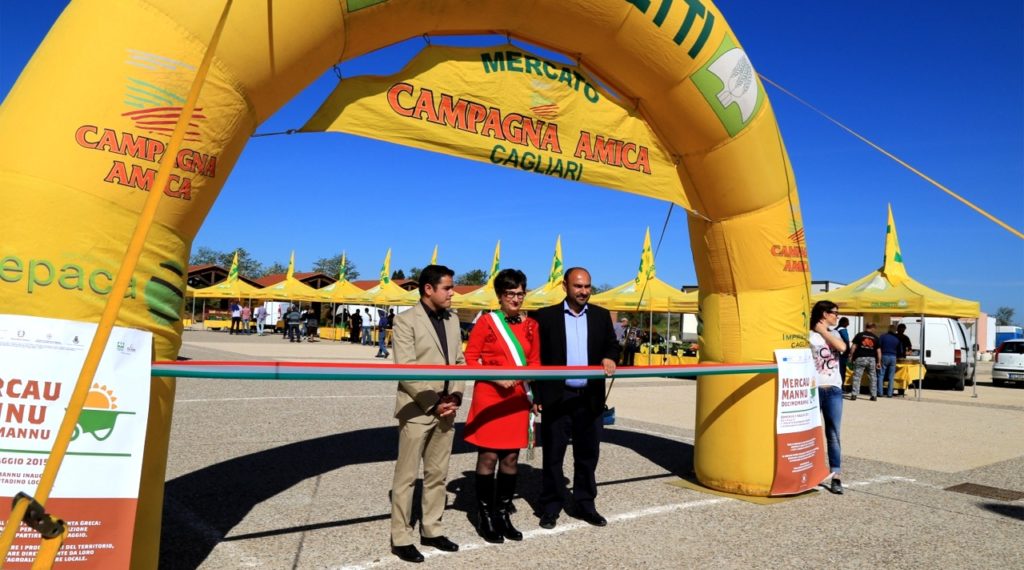 La sindaca Anna Paola Marongiu con l'assessore Massimiliano Mameli inaugurano nel 2015 il “Mercau Mannu” al Polo Fieristico (foto di Tomaso Fenu)