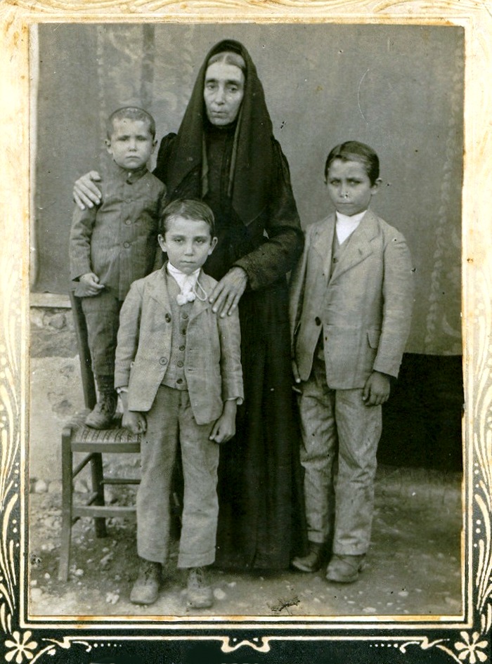 Nel 1913 con la nonna Pietrina Orrù e i fratelli Antonio e Cesare