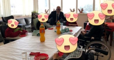 Il sindaco di Decimoputzu Alessandro Scano a pranzo con gli anziani di Casa Melania