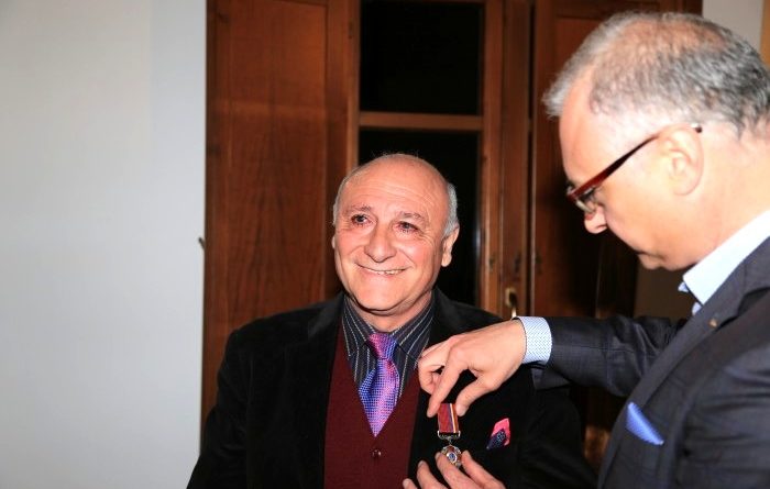 L'ambasciatore ucraino Yevhen Perelygin consegna l'onorificenza all'artista decimese Armandì (foto Tomaso Fenu)