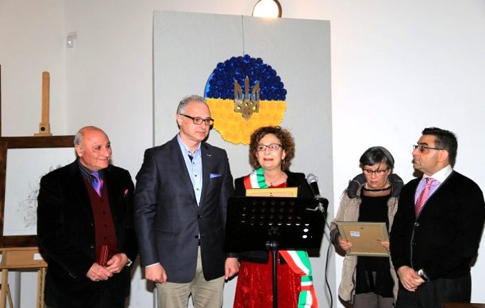 L'artista Armandì, l'ambasciatore Perelygin, la sindaca di Decimomannu Anna Paola Marongiu, la presidente dell'Arci Bauhaus Anna Piras e il direttore responsabile del periodico Vulcano Sandro Bandu