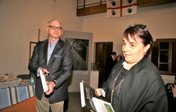 La consegna all'ambasciatore ucraino del libro storico su Decimomannu da parte della componente del direttivo Arci Bauhaus Patrizia Fonnesu