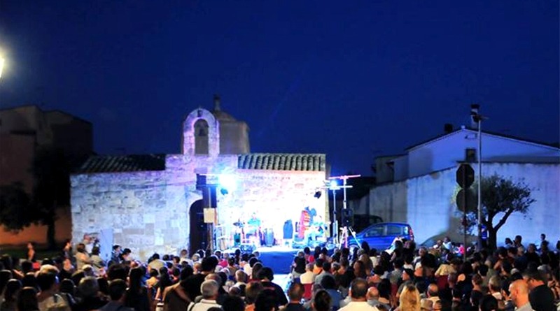 Piazza San Giovanni durante uno degli appuntamenti con la rassegna letteraria - © foto Mario Puddu