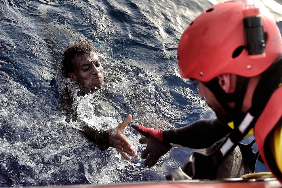 Salvataggio in mare di un migrante