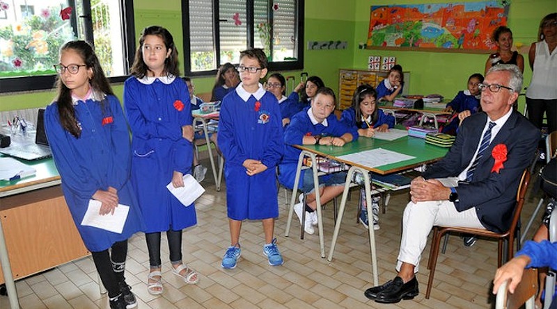 Il Presidente della Regione Francesco Pigliaru in visita alla scuola primaria di Villaspeciosa (foto Rachele Loi)