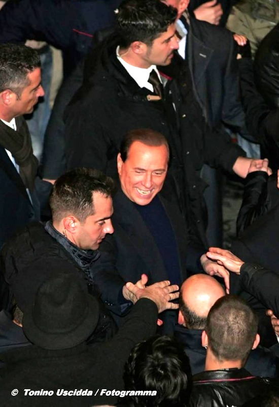 Silvio Berlusconi tra la folla - © Tonino Uscidda / Fotogramma
