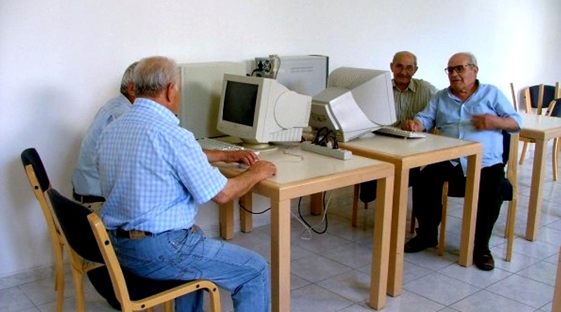 Alcuni anziani seduti davanti al computer durante il corso