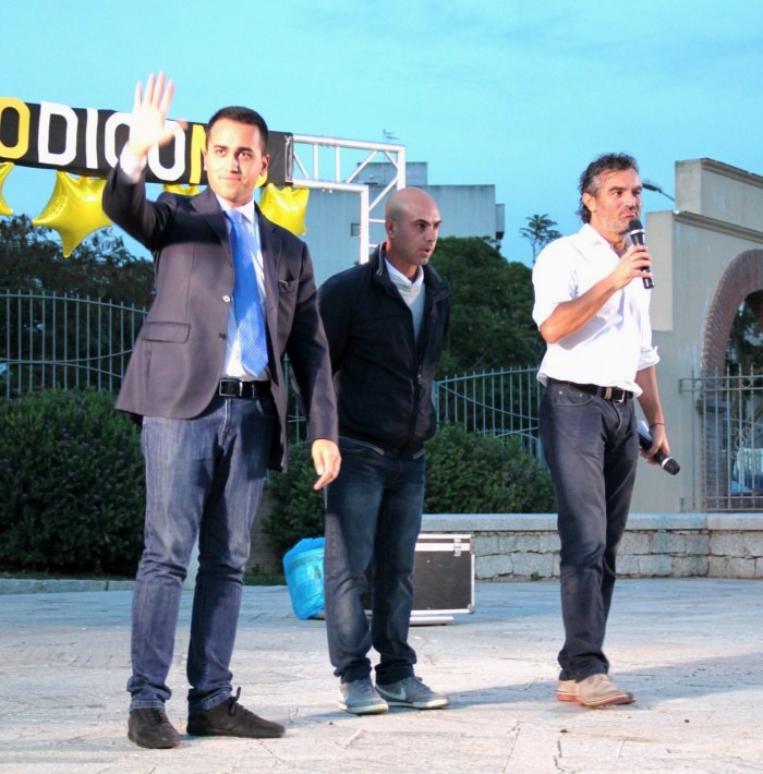 L'On. Luigi Maio, il lavoratore della Vesuvius Stefano Floris e il Sindaco di Assemini Mario Puddu (foto Carmen Corda)