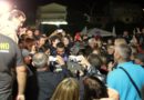 La folla saluta Luigi Di Maio, intervenuto all'anfiteatro comunale di Assemini (foto Carmen Corda)
