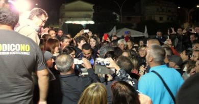 La folla saluta Luigi Di Maio, intervenuto all'anfiteatro comunale di Assemini (foto Carmen Corda)