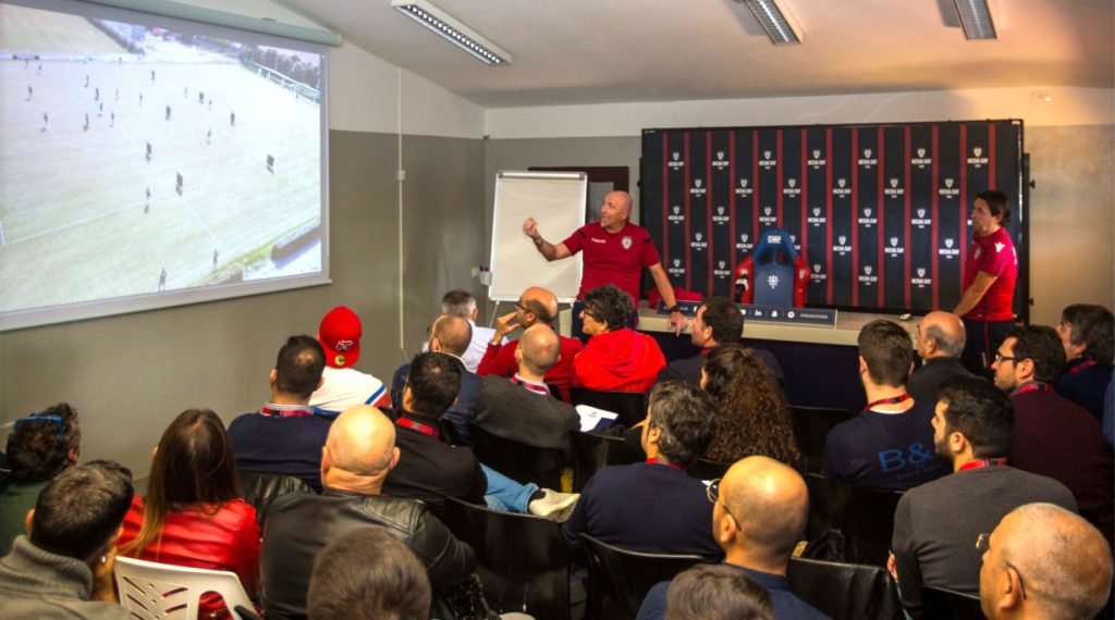 La lezione tattica di Maran (foto Paolo Mastrangelo - Cagliari Calcio)