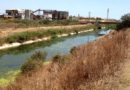 Il canale, sullo sfondo la ex laveria (foto Alberto Nioi)