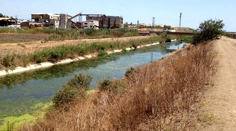 Il canale, sullo sfondo la ex laveria (foto Alberto Nioi)