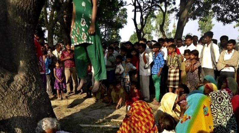 La scena dell’impiccagione di una donna nel villaggio di Katra Shahadatganj, nell’Uttar Pradesh