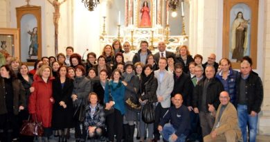 Foto di gruppo dei cinquantenni di Decimomannu nati nel 1963 all'interno della Chiesa di Santa Greca