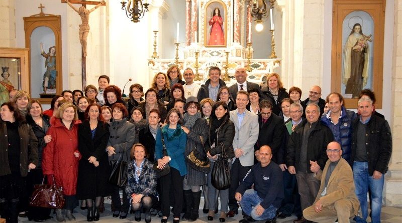 Foto di gruppo dei cinquantenni di Decimomannu nati nel 1963 all'interno della Chiesa di Santa Greca