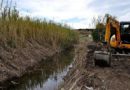 La pulizia di un canale nel territorio di Assemini