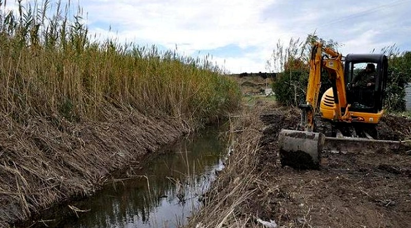 La pulizia di un canale nel territorio di Assemini