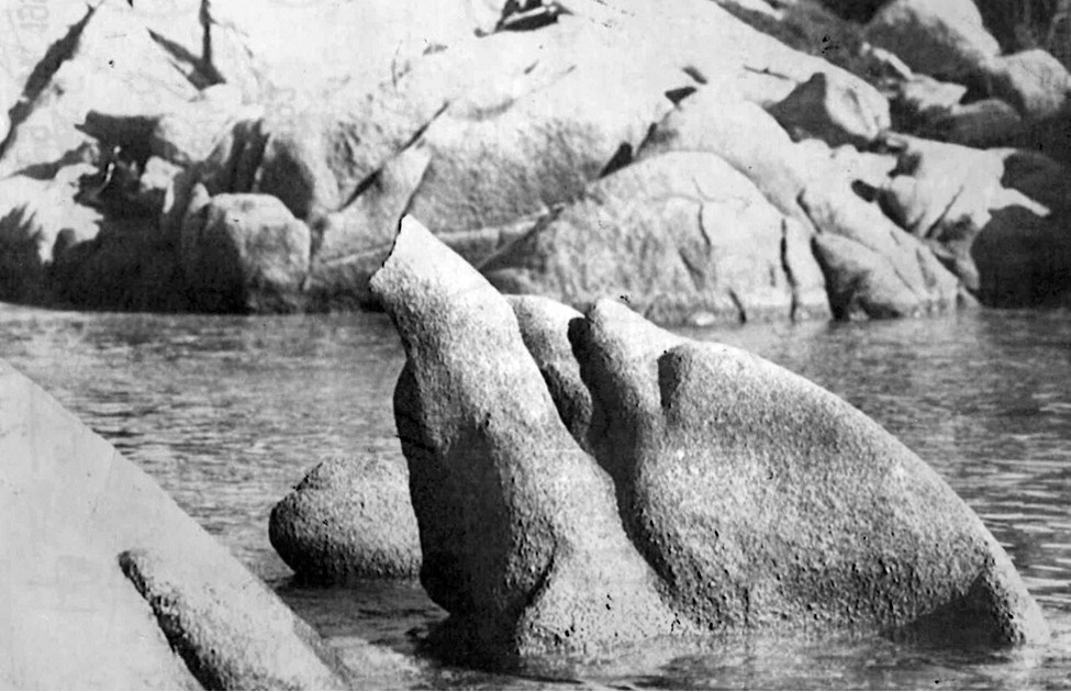 La roccia della "Tartaruga di Cala Girgolu", sfregiata da un pseudo turista nel 1993 (foto La Nuova Sardegna)