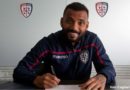 João Pedro firma il rinnovo del contratto fino al 2022 (foto Cagliari Calcio)