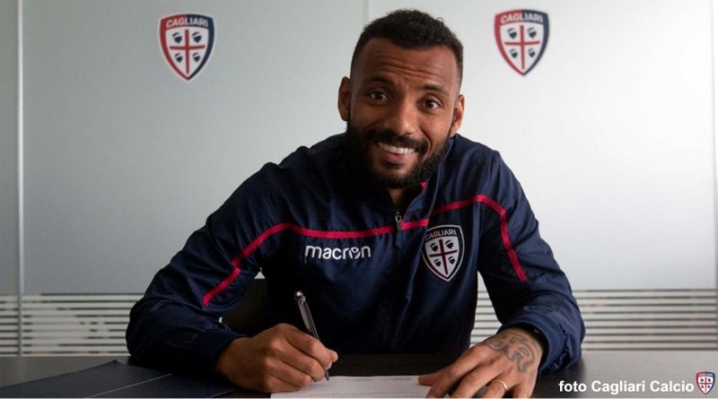 João Pedro firma il rinnovo del contratto fino al 2022 (foto Cagliari Calcio)