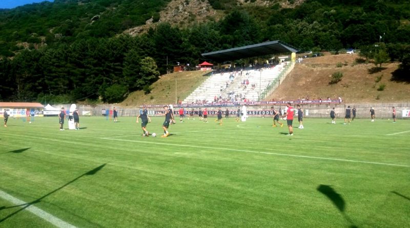 Il Cagliari si allena allo "Stadio del vento" di Aritzo (foto Fabio Ornano)