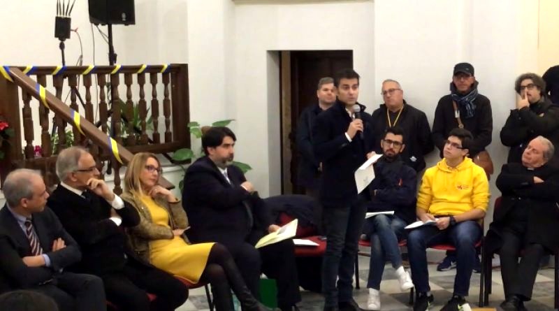 Un momento del confronto tra i candidati