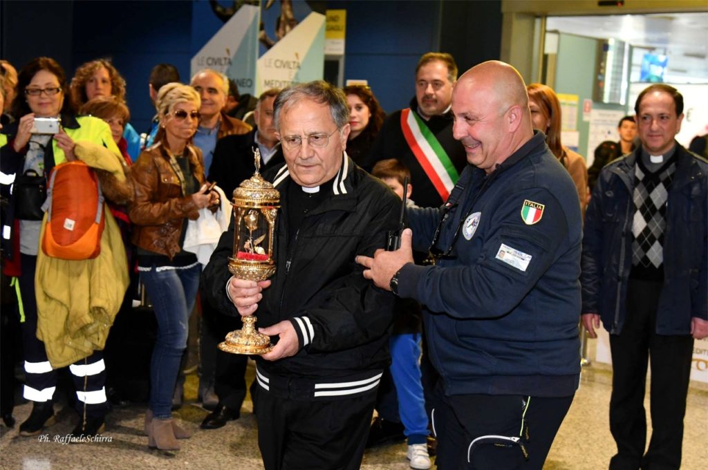 L'arrivo della reliquia all'aeroporto di Elmas (foto Raffaele Schirra)