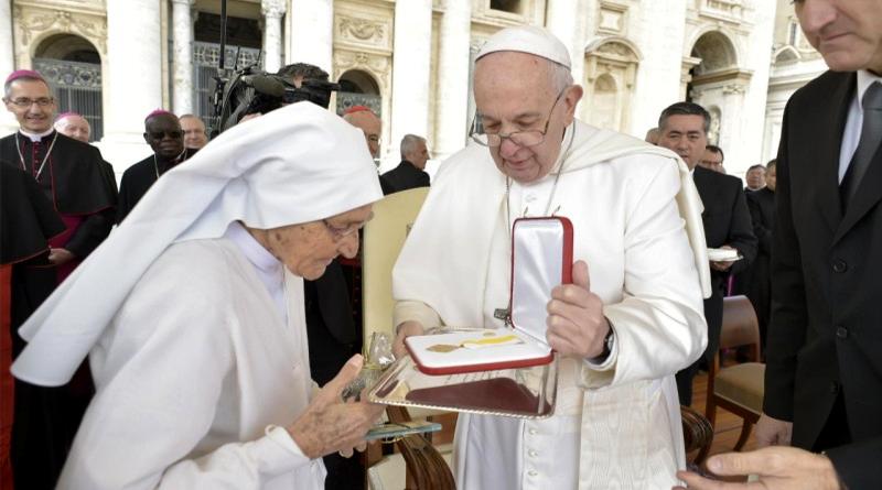 Papa Francesco consegna l'onorificenza a Suor Maria Concetta Esu (foto ufficiale Vaticano)