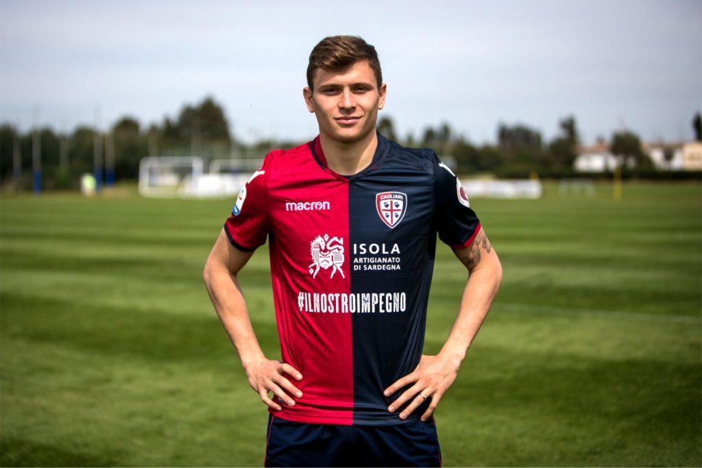 Barella indossa la maglia con cui scenderà in campo durante Cagliari-Juventus (foto Cagliari Calcio)