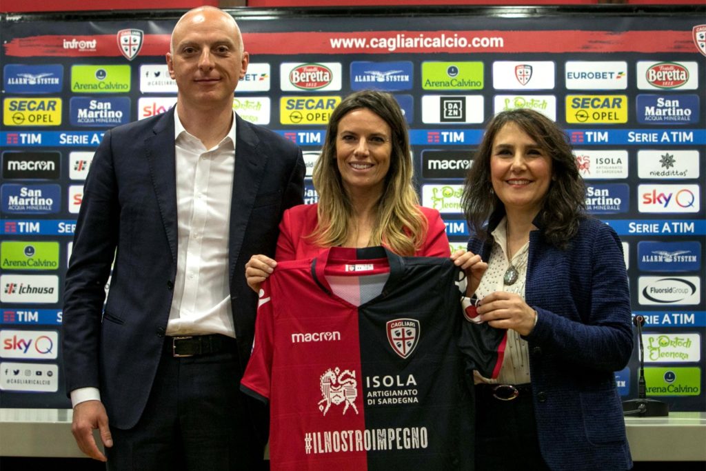 Presentazione dell’iniziativa #ILNOSTROIMPEGNO Da sinistra: il Direttore Generale del Cagliari Calcio, Mario Passetti; il Marketing Manager Ichnusa, Katia Pantaleo; il Presidente di Legambiente Sardegna, Annalisa Colombu (foto Cagliari Calcio)