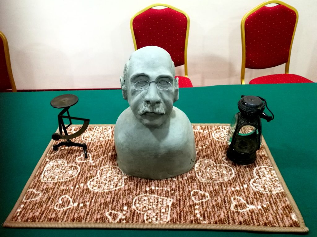 Il busto del Conte Ceconi realizzato dall'artista Antonino Ruggeri e due oggetti appartenuti al Conte, donati al signor Armando Girau