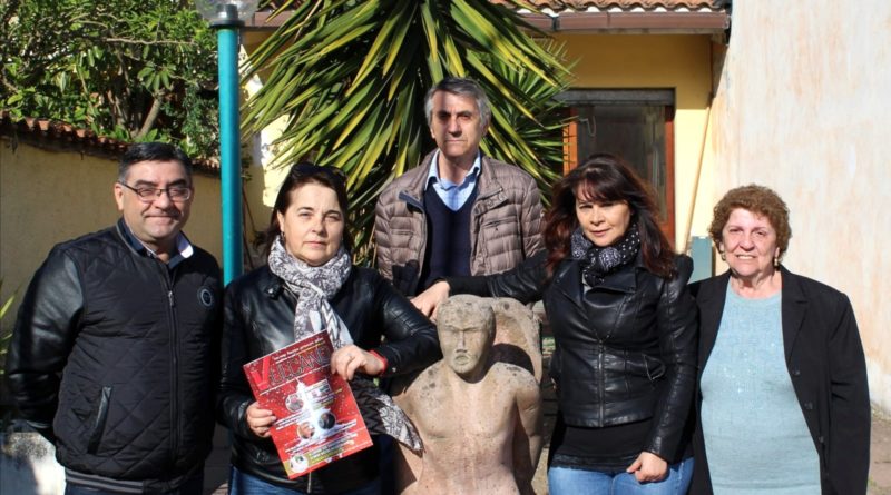 Da sinistra il segretario Sandro Bandu, la presidente Patrizia Fonnesu, la vicepresidente Luisa Arigiolas, la cassiera Maria Ricciardi e in alto il consigliere Luigi Grassi (foto di Alessio Caria)