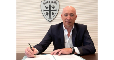 Rolando Maran firma il nuovo contratto (foto Cagliari Calcio)