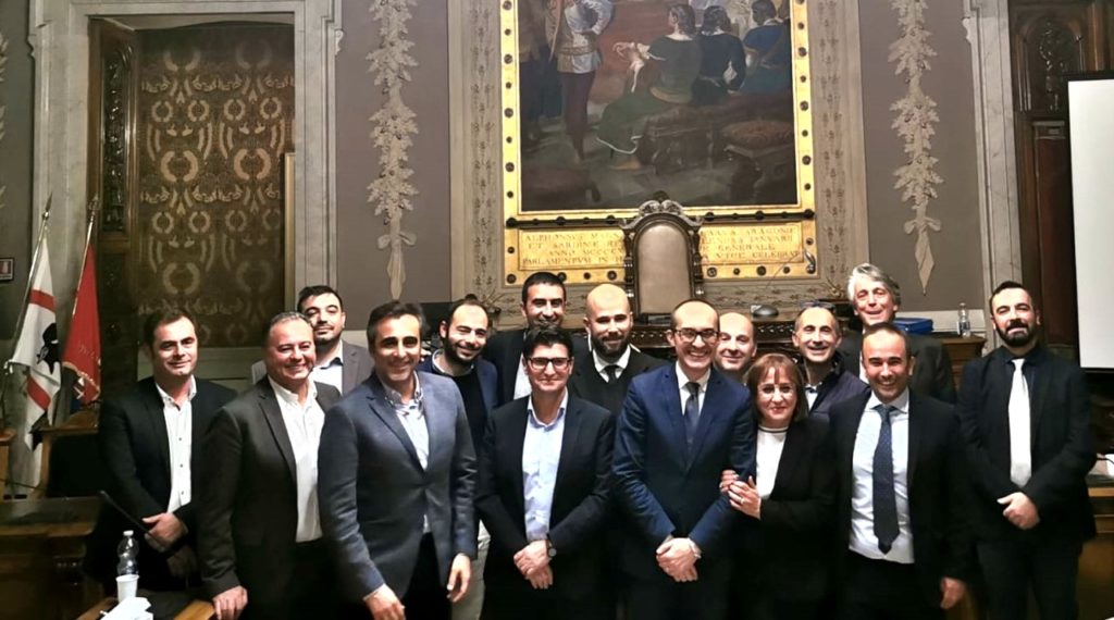 Il sindaco Paolo Truzzu con i 14 neo consiglieri - © foto Città Metropolitana di Cagliari