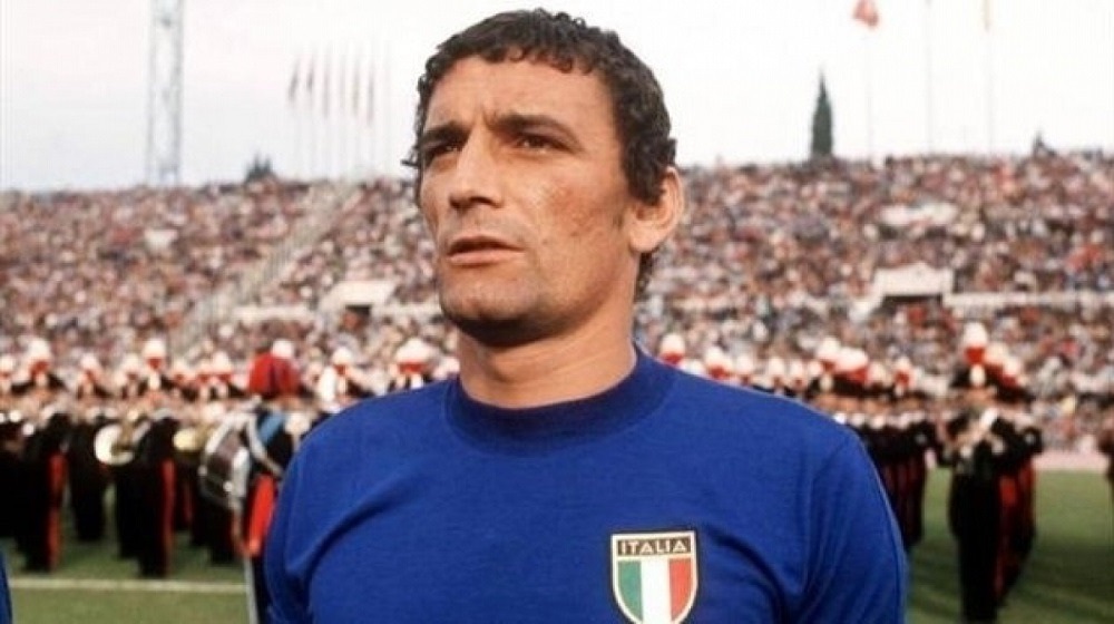 Gigi Riva con la maglia della Nazionale Italiana