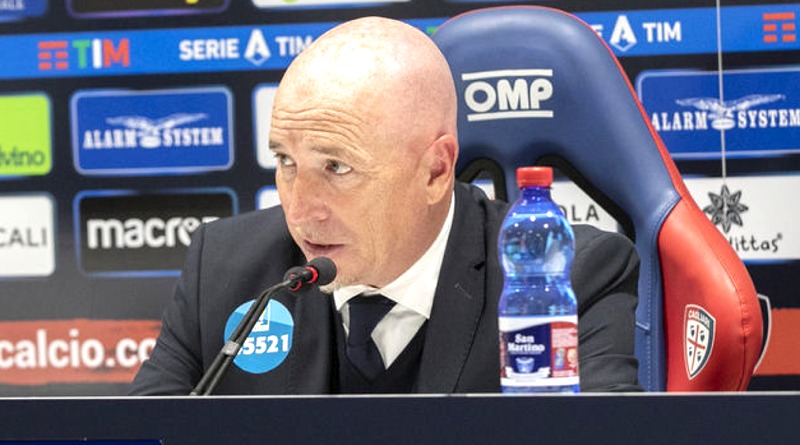 Il tecnico Rolando Maran in conferenza stampa © foto Cagliari Calcio