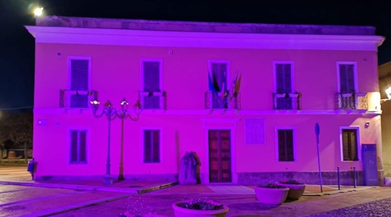 Il vecchio municipio colorato di viola