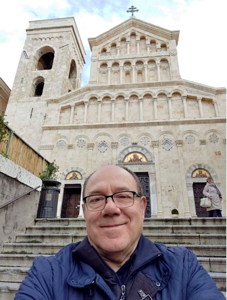 Carlo Verdone alla cattedrale di Cagliari - © pagina facebook Carlo Verdone