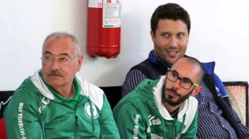 Coach Lello Esposito (sulla sinistra) in panchina