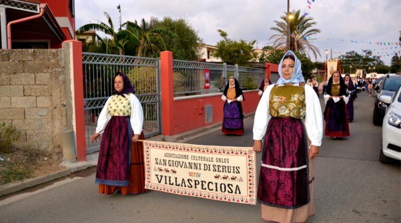 Il gruppo sfila nella processione in onore di San Platano