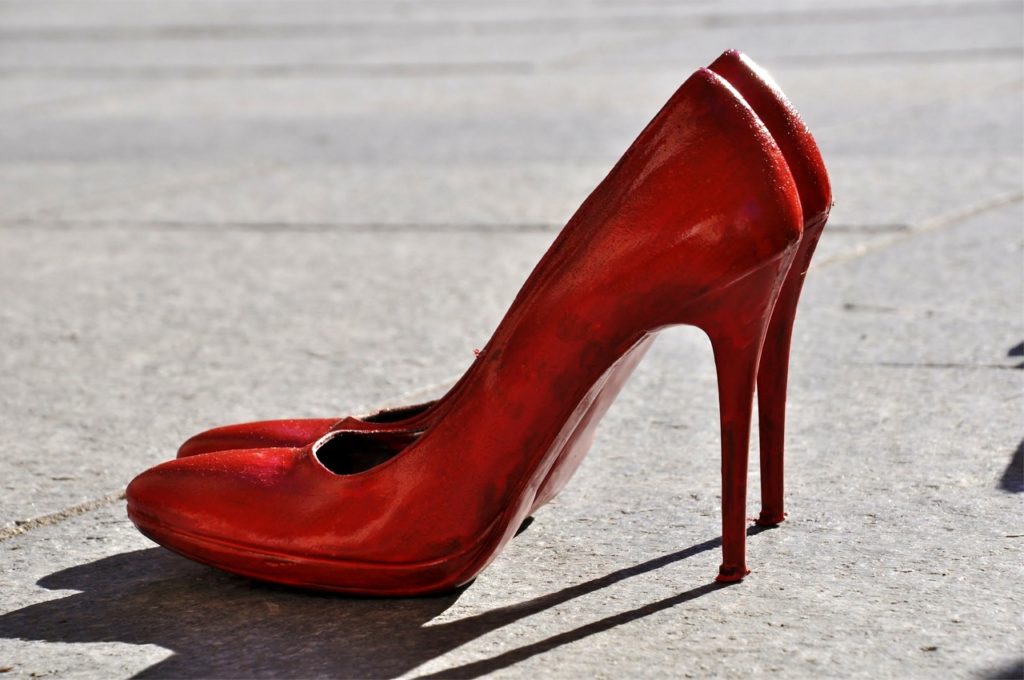 Scarpe rosse contro la violenza sulle donne