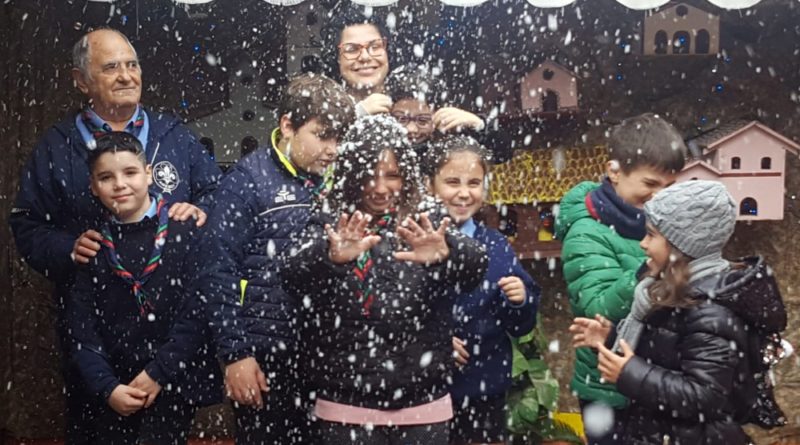 Gli scout in visita al presepe "L'unità dei popoli"
