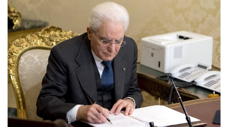 Sergio Mattarella firma il Decreto Cura Italia