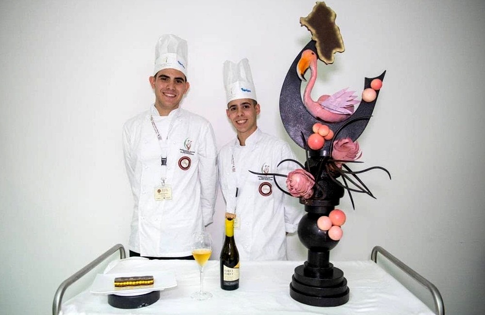 Pieraldo Floris e Nicola Fonnesu con la scultura di cioccolato "Ala di porpora"