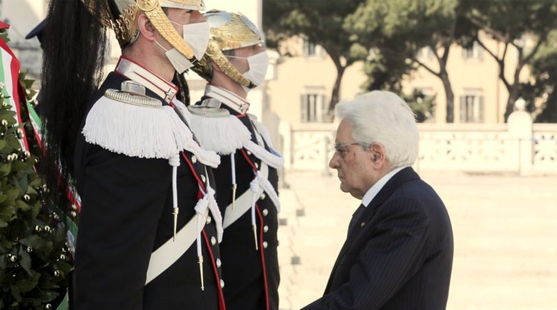 Il Presidente Sergio Mattarella in occasione della deposizione di una corona d’alloro sulla Tomba del Milite Ignoto, nella ricorrenza del 75° anniversario della Liberazione - foto Twitter Quirinale