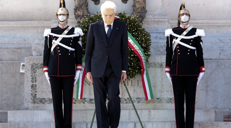 Il Presidente Sergio Mattarella in occasione della deposizione di una corona d’alloro sulla Tomba del Milite Ignoto, nella ricorrenza del 75° anniversario della Liberazione - foto Twitter Quirinale